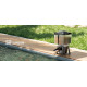 Distributeur automatique solaire Sunsun CFF-212 12L au bord d'un bassin à carpes koï
