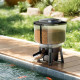 Distributeur Sunsun CFF-212 12L en action distribuant des granulés à des carpes koï