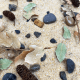 Détail du sable ME Nature Alpine, galets et feuilles naturels granulométrie grossière